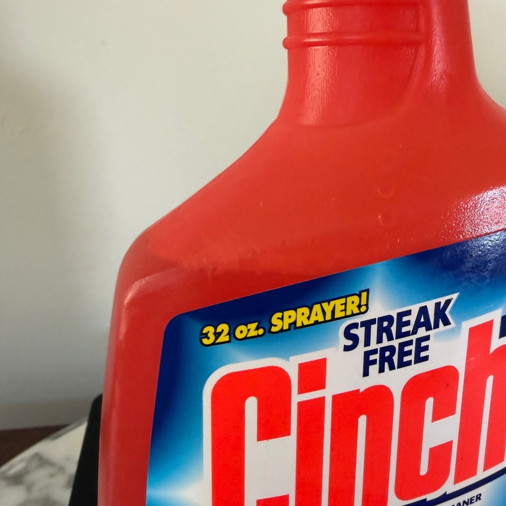 Cinch 2-in-1 Cleaner 32oz Streak Free Glass and Surface Spray Red Bottle 1265263 - Picture 3 of 6